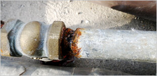 ガス給湯器給水管と青銅製弁との異種管接続による腐食